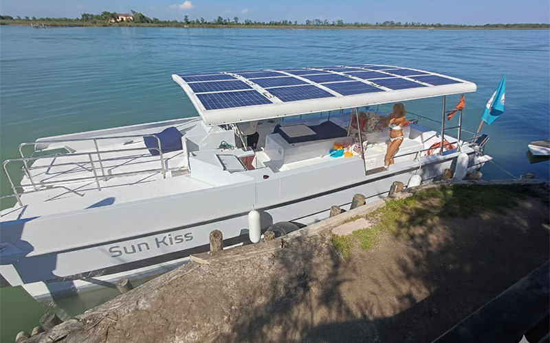 Tour privati in barca a Caorle con skipper - Turismo sostenibile con catamarano elettrico Sun Kiss