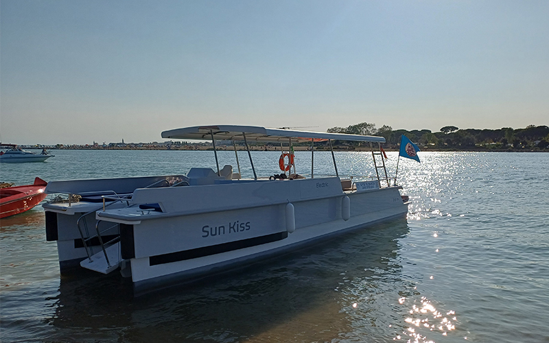 Tour in barca a Caorle con skipper - Turismo sostenibile con catamarano elettrico Sun Kiss