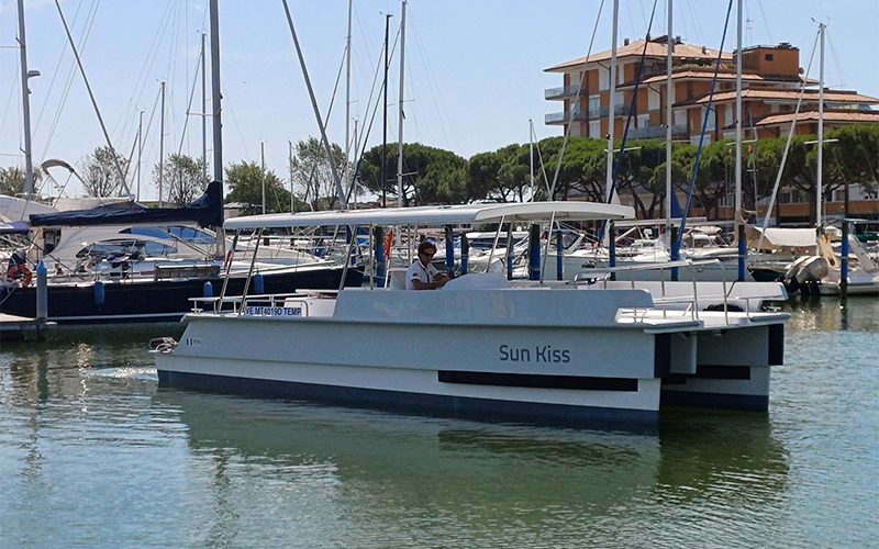 Tour in barca a Caorle con skipper - Turismo sostenibile con catamarano elettrico Sun Kiss