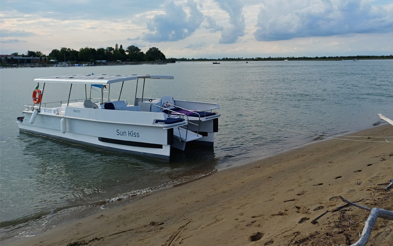 Tour in barca a Caorle con skipper - Turismo sostenibile con catamarano elettrico Sun Kiss