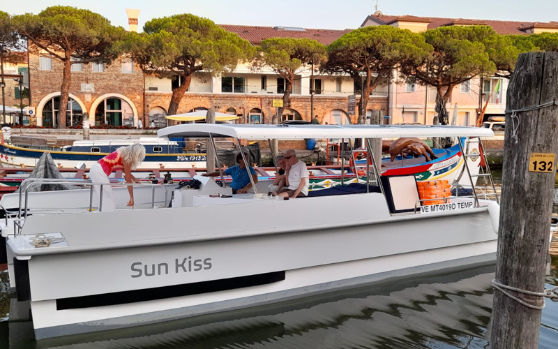 Tour in barca a Caorle con skipper - Turismo sostenibile con catamarano elettrico Sun Kiss