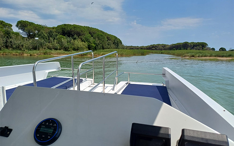 Tour in barca elettrica con pannelli solari a Caorle - Turismo sostenibile con catamarano elettrico Sun Kiss