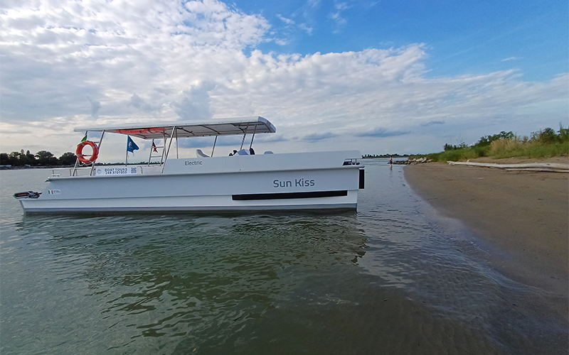 Tour in barca elettrica con pannelli solari a Caorle - Turismo sostenibile con catamarano elettrico Sun Kiss