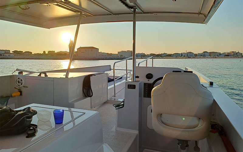 Tour in barca elettrica con pannelli solari a Caorle - Turismo sostenibile con catamarano elettrico Sun Kiss