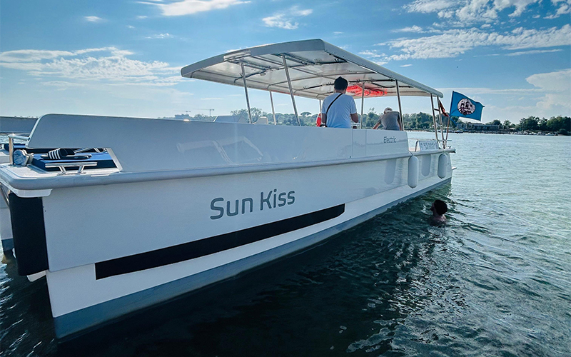 Tour in barca elettrica con pannelli solari a Caorle - Turismo sostenibile con catamarano elettrico Sun Kiss