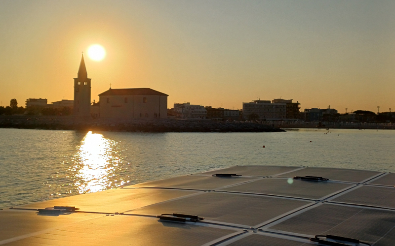 Tour in barca elettrica con pannelli solari a Caorle - Turismo sostenibile con catamarano elettrico Sun Kiss