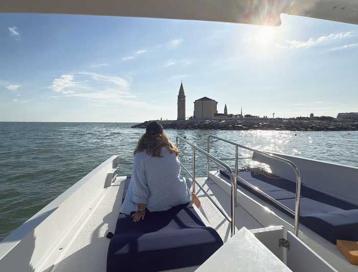 tour-in-barca-round-trip-noleggio-catamarano-con-skipper-caorle-sun-kiss-1 Tour in barca Round Trip con catamarano elettrico Sun Kiss - Noleggio catamarano con skipper a Caorle