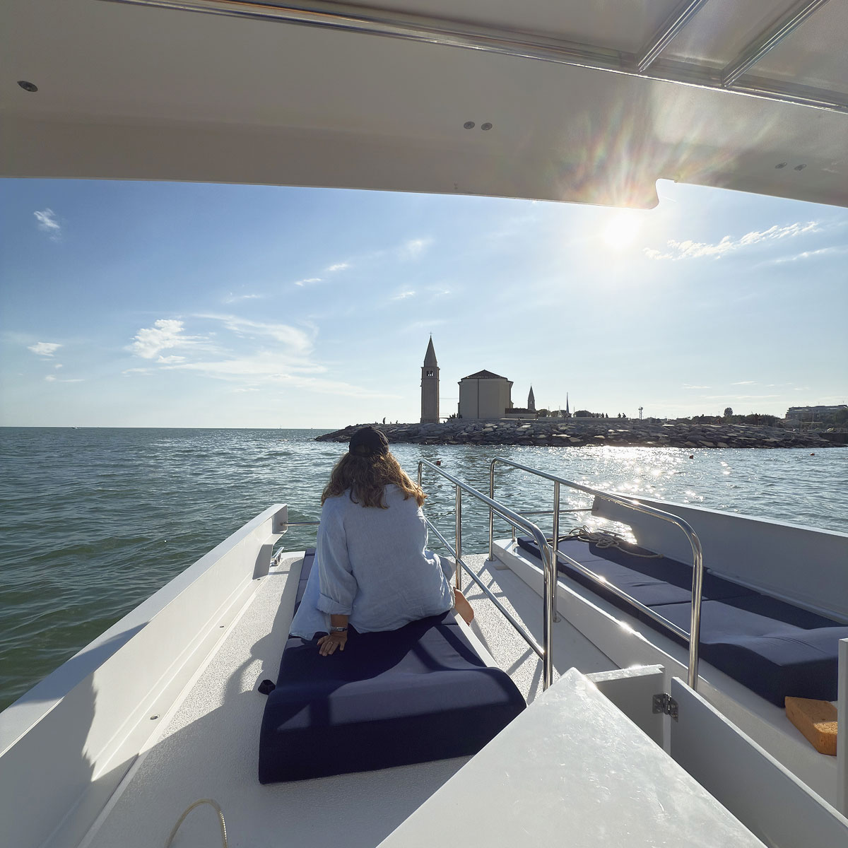 Tour in barca a Caorle Round trip con catamarano elettrico Sun Kiss - Noleggio catamarano con skipper Caorle