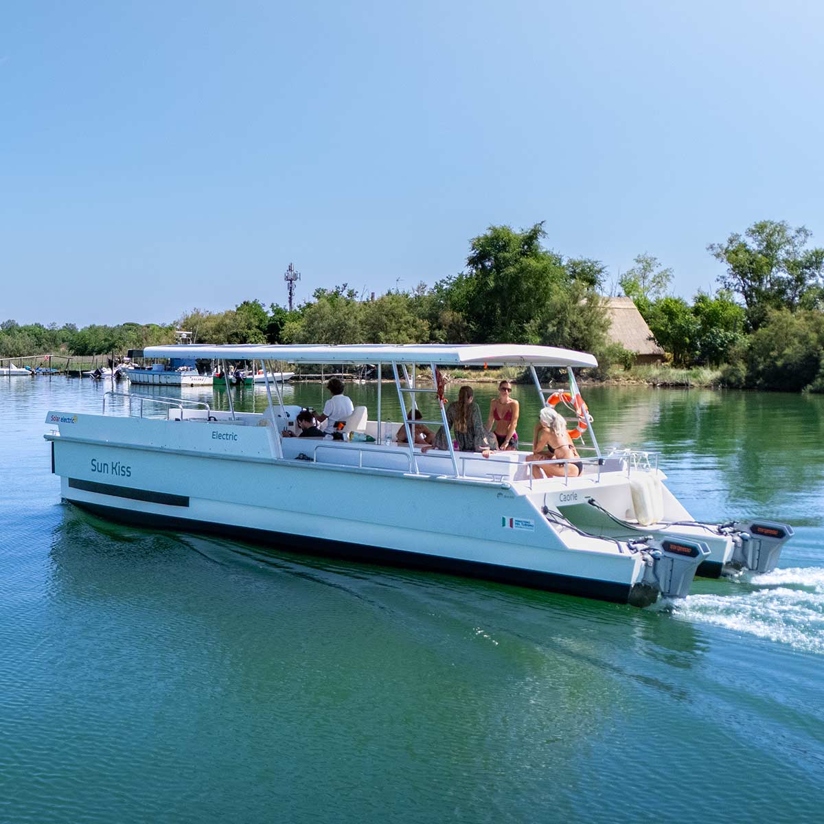Tour in barca ai Casoni di Caorle con catamarano elettrico Sun Kiss